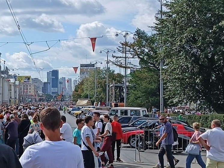 Выставка раритетных машин открылась на Плотинке в Екатеринбурге