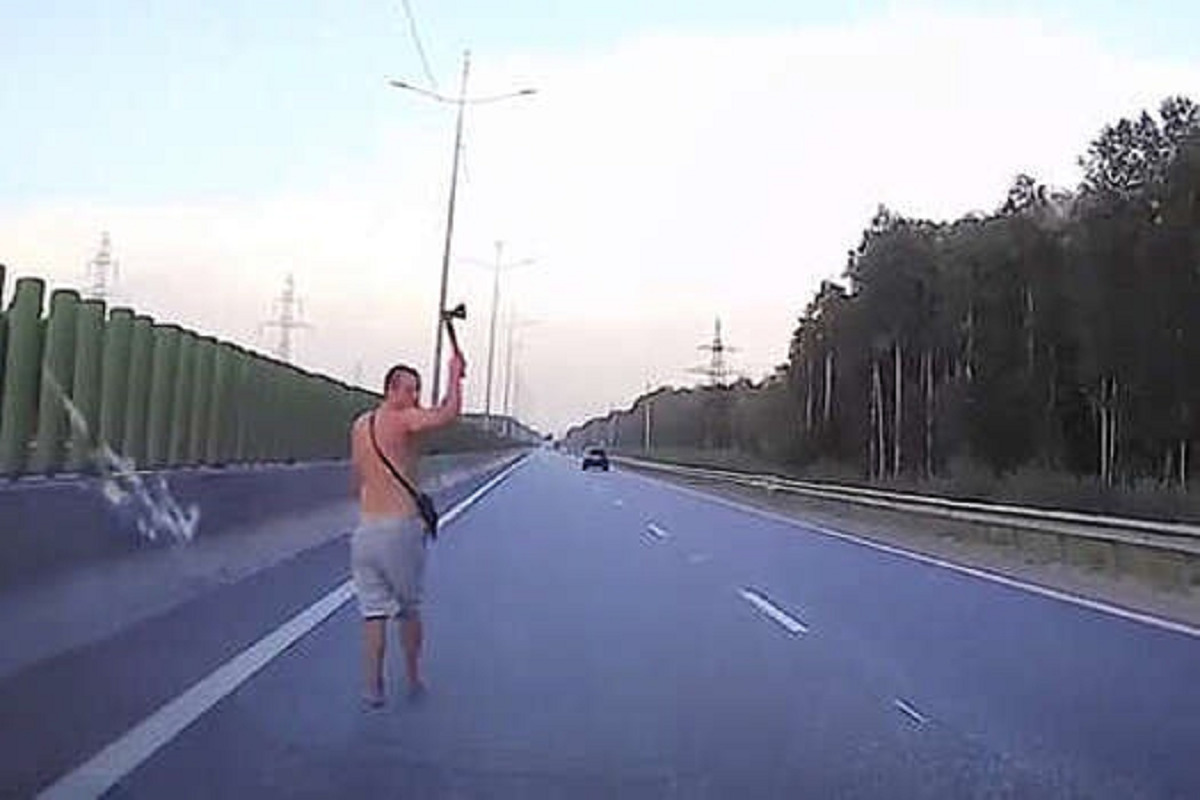 Полуголый россиянин с топором выскочил на трассу и набросился на машины