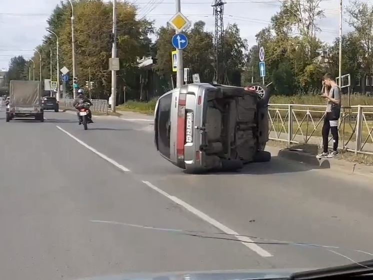 В Архангельске на Московском проспекте перевернулась отечественная легковушка