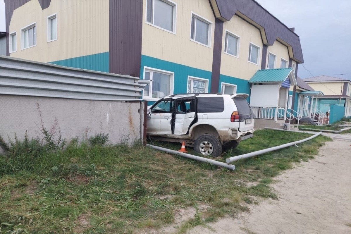 В ЯНАО автомобилист попал в больницу после столкновения с домом