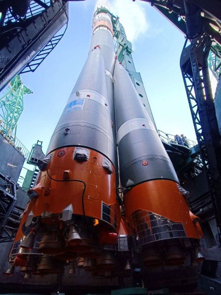 Ракету "Союз" с кораблем "Прогресс МС-24" установили на стартовый стол Байконура