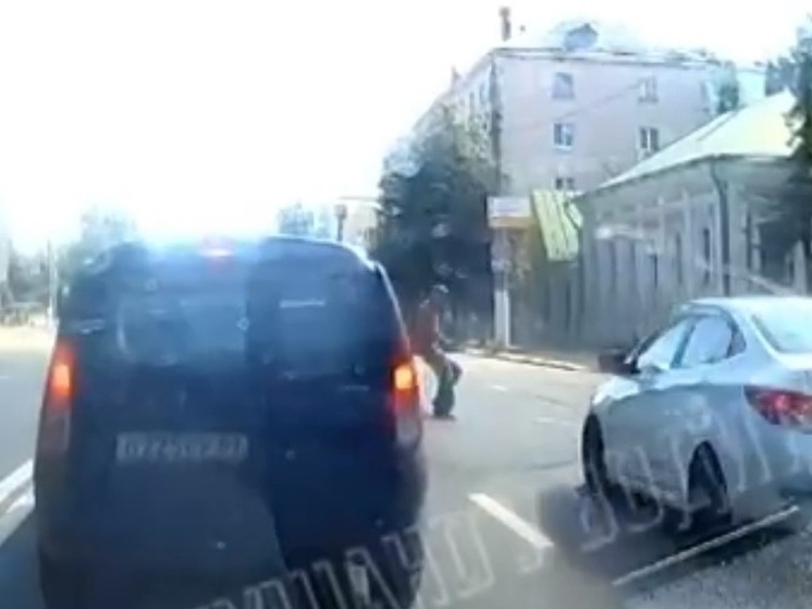 В интернете появилось видео серьезной аварии в Твери, где сбили пешехода