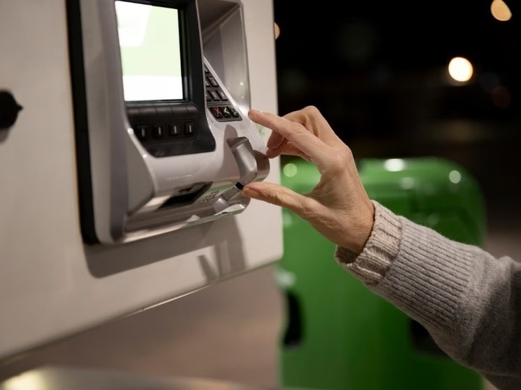 Мошенник дежурит у банкомата в ТЦ Петрозаводска в поисках сердобольных жертв