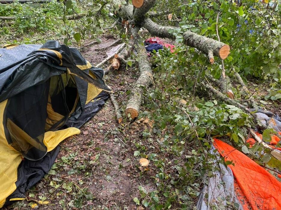 Первые кадры с места гибели людей в палаточном лагере под Калугой 