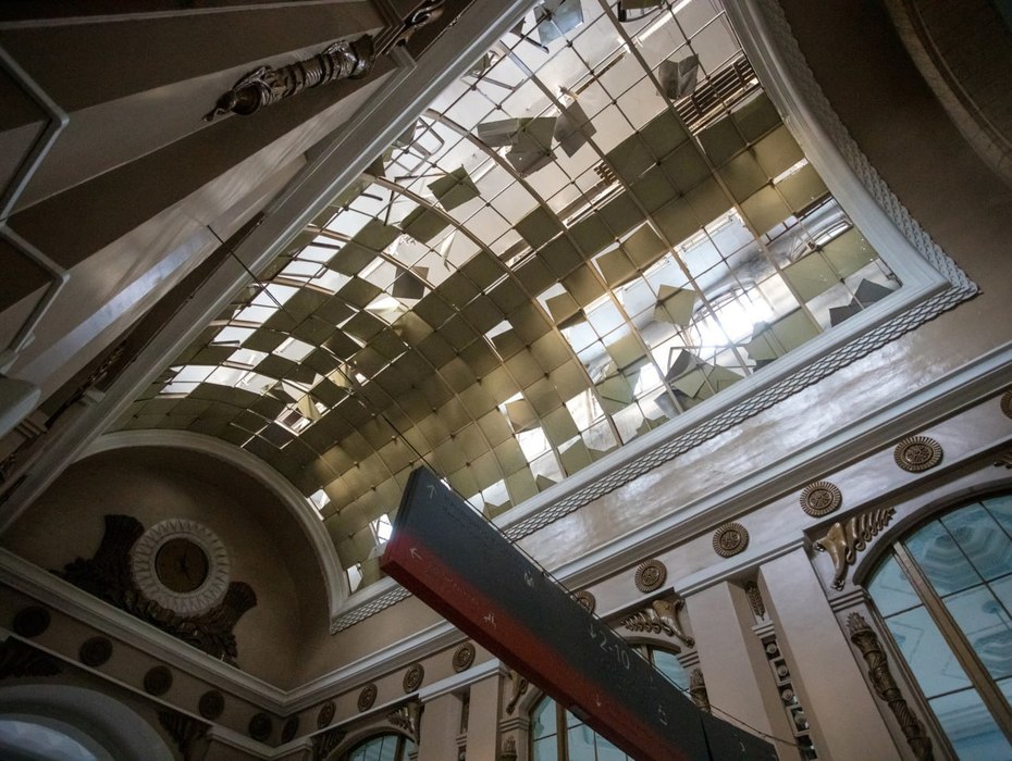 Беспилотник ВСУ атаковал вокзал в Курске: повреждена крыша, осыпался фасад