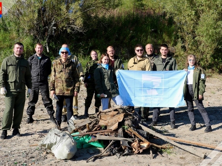 В Красноселькупе активисты прибрались на берегу реки Таз