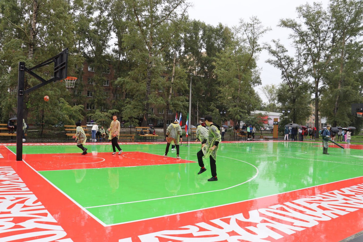 В Абакане открыли уличную баскетбольную площадку