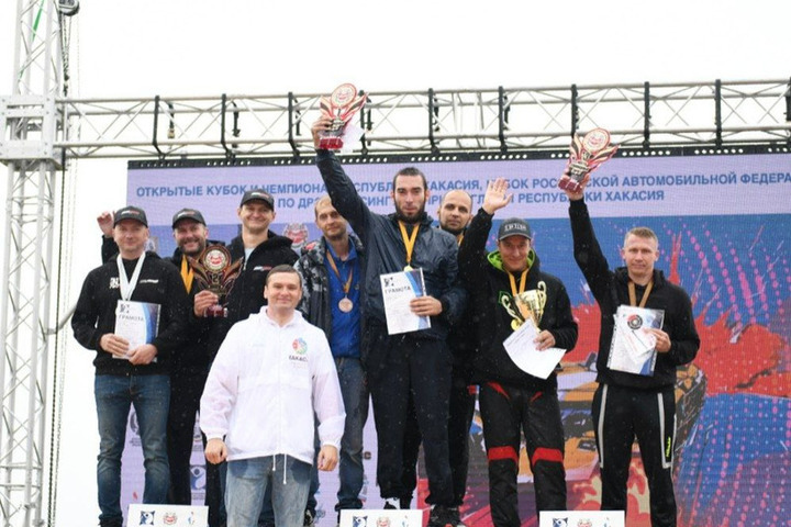 Коновалов наградил победителей автогонок