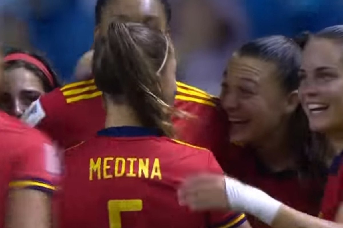 Spanish soccer players win world championships for the first time