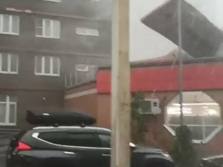 В Балашихе ураган снес крышу, водопад образовался на складе маркетплейса в Электростали