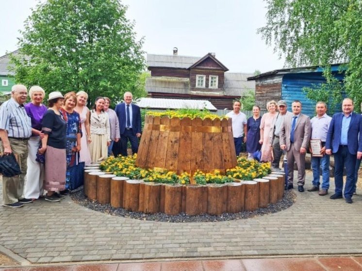 В центре Вельска установили гигантскую клумбу-бочку