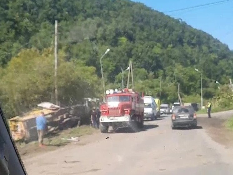 Большегруз опрокинулся на юге Сахалина