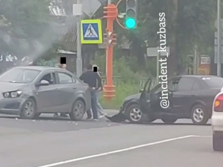 Два автомобиля не поделили дорогу в Кемерове