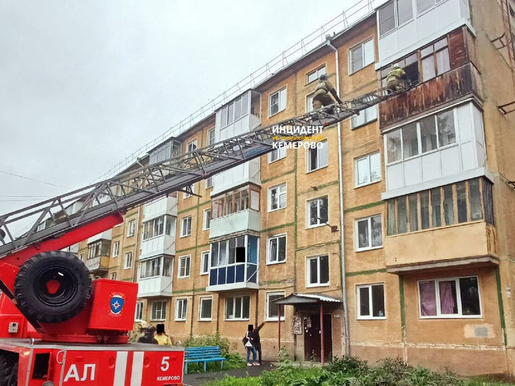Огонь охватил квартиру в Кемерове