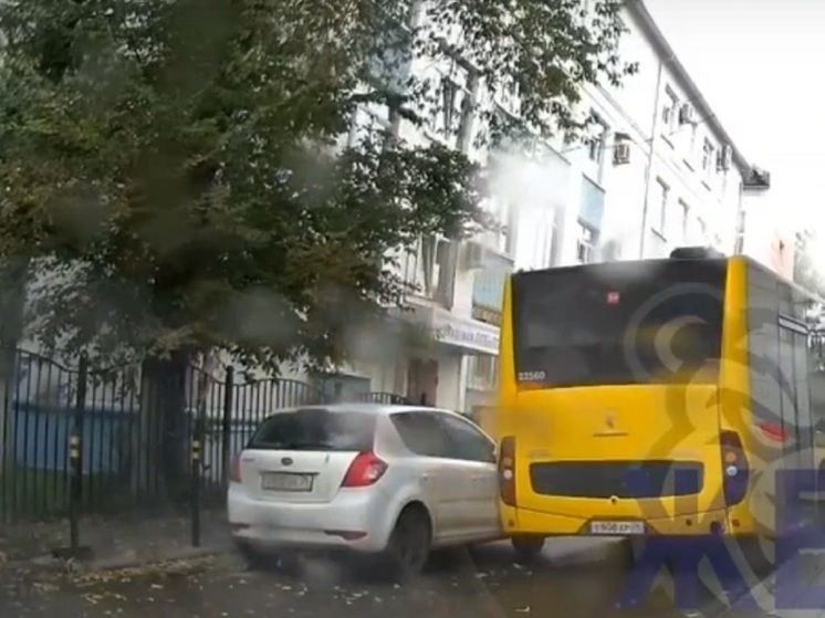 В Ярославле желтый автобус снес зеркало припаркованной машине