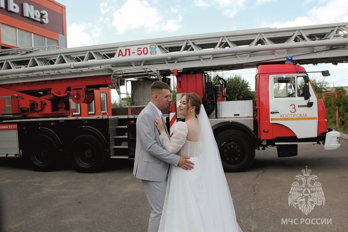В Костроме свой первый свадебный танец молодожены станцевали у пожарной части