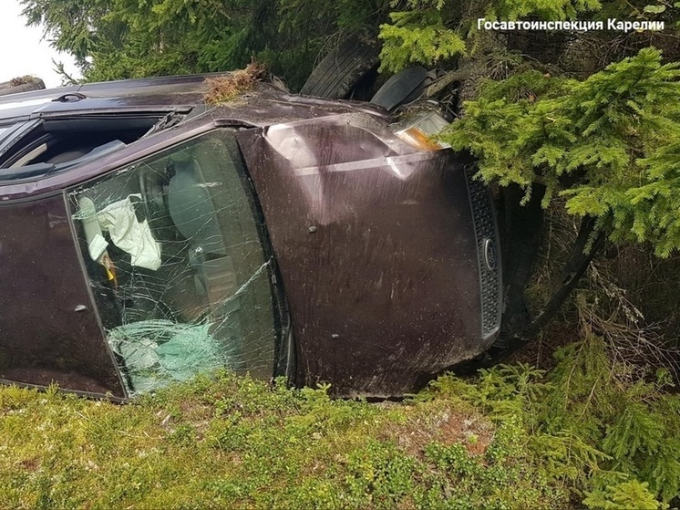 Два автомобиля улетели в кювет в Карелии за выходные
