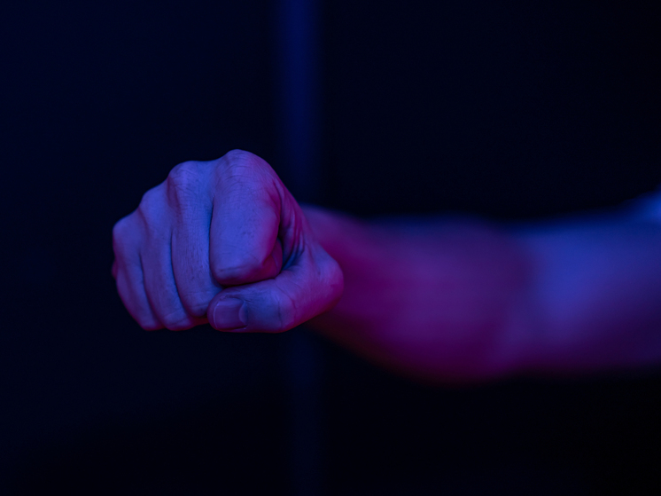 Рецидивист в Карелии пришел в гости и вывернул кисть хозяину квартиры