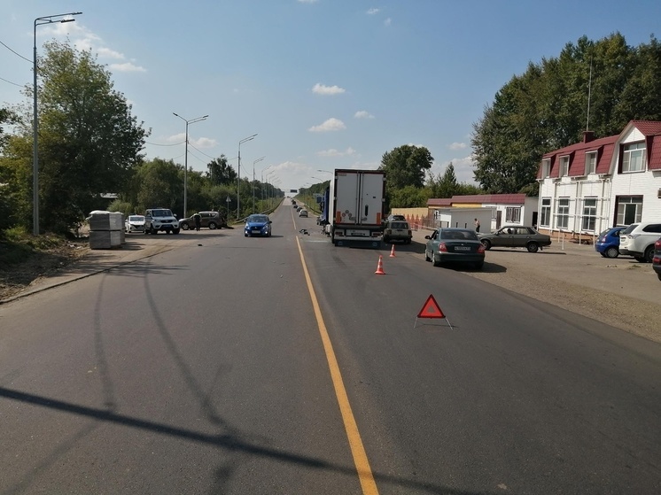 В Орле фура едва не раздавила иномарку