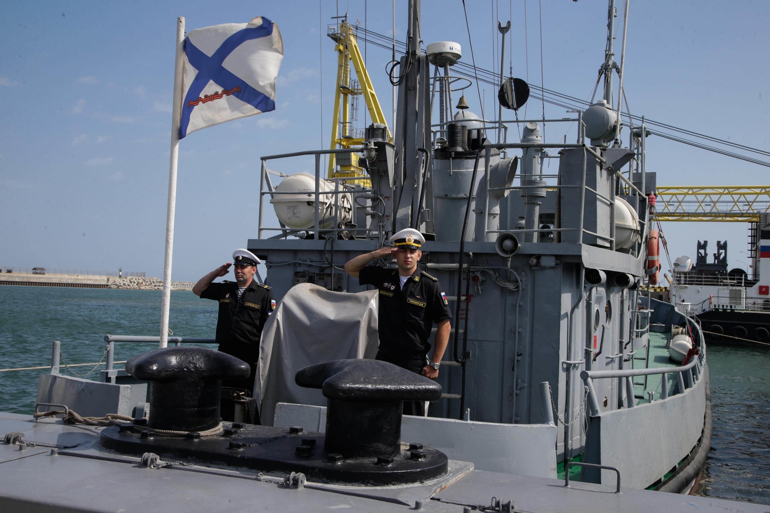 ОС посетил флагман Каспийской флотилии, оснащенный "Калибрами": кадры из Дагестана