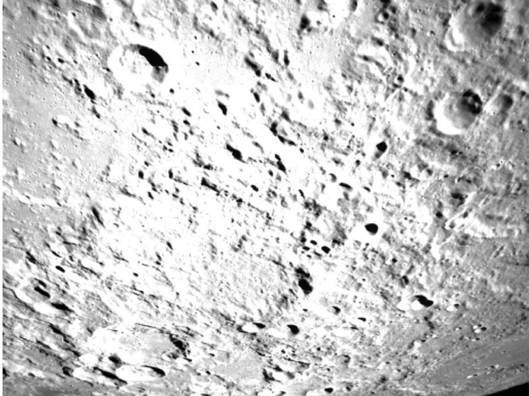 "Чандраян-3" прислал на Землю снимки обратной стороны Луны