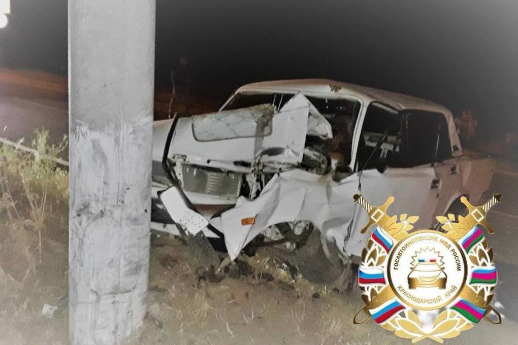 На трассе в Белореченском районе при столкновении легковушки с опорой ЛЭП погиб водитель