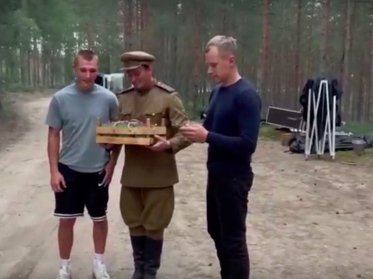 Сергей Безруков опубликовал видео, как ему подарили ящик клубники в Карелии