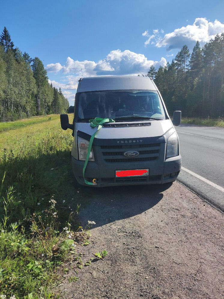 Пассажиры сломавшегося автобуса ждут помощи на трассе в Карелии