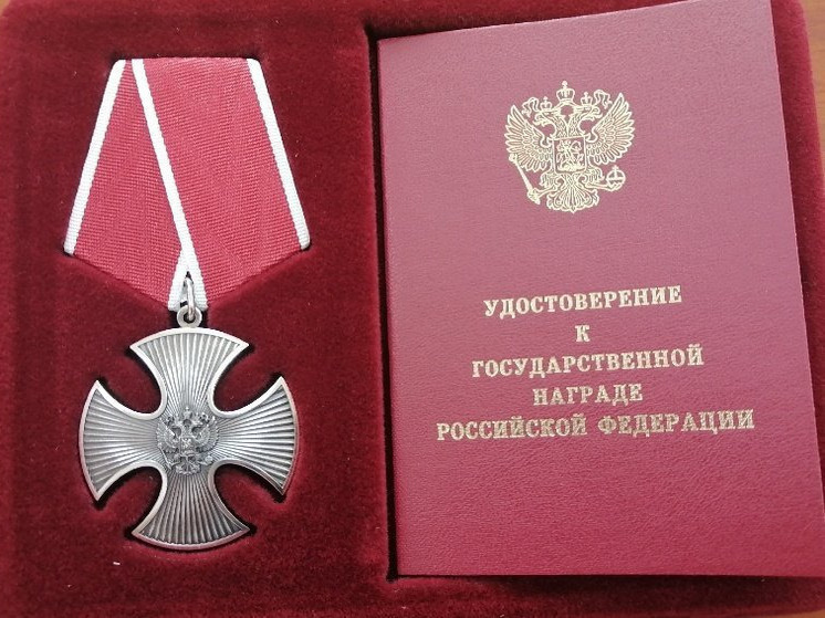 Жене и дочерям погибшего бойца из Удмуртии вручили его "Орден Мужества"