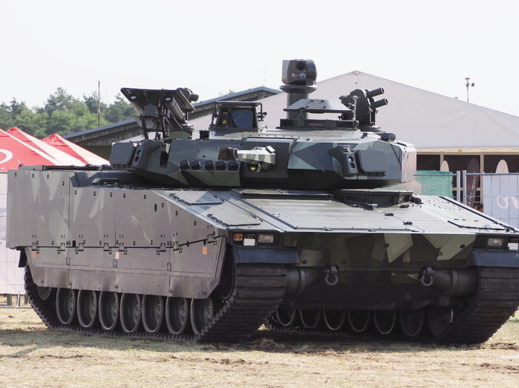 Зеленский сообщил о намерении производить шведские бронемашины CV90 на Украине