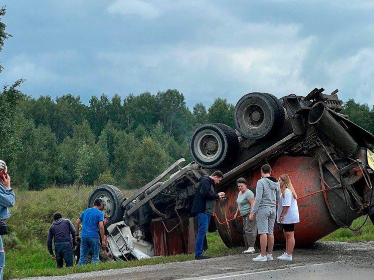 Под Новосибирском бетономешалка опрокинулась после вылета в кювет