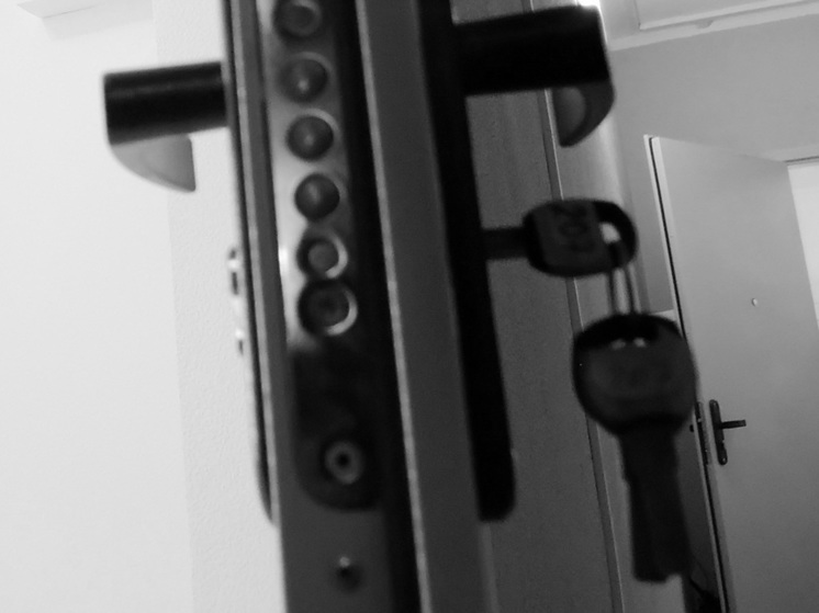 Трех детей нашли в квартире с мертвыми родителями на Урале