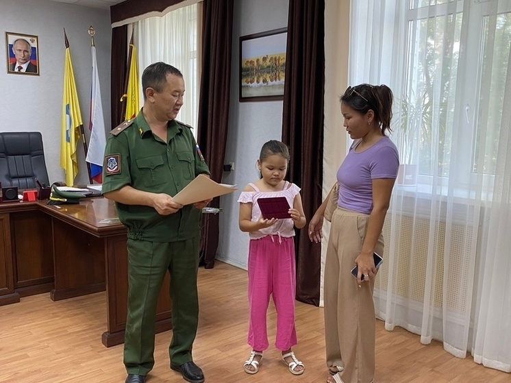 В Калмыкии родным погибшего героя вручили орден Мужества