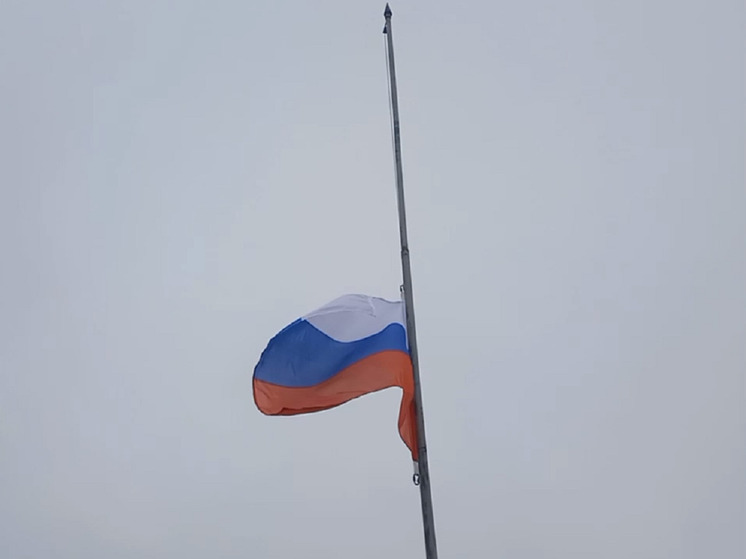 Новое полотно флага России подняли на здании правительства в Забайкалье