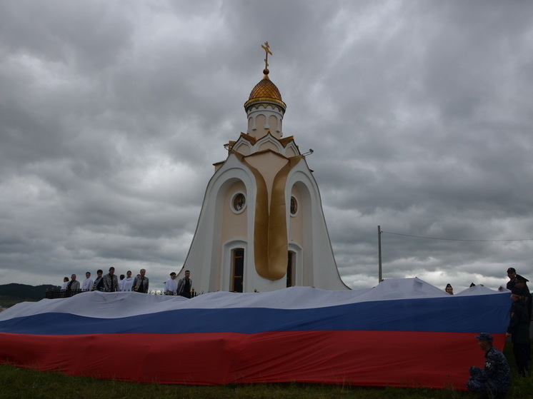 Силовики развернули 25-метровый флаг России на Титовской сопке в Чите