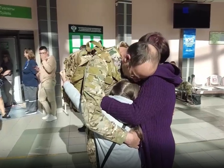 В аэропорту Салехарда встретили прибывшего с фронта добровольца из Аксарки