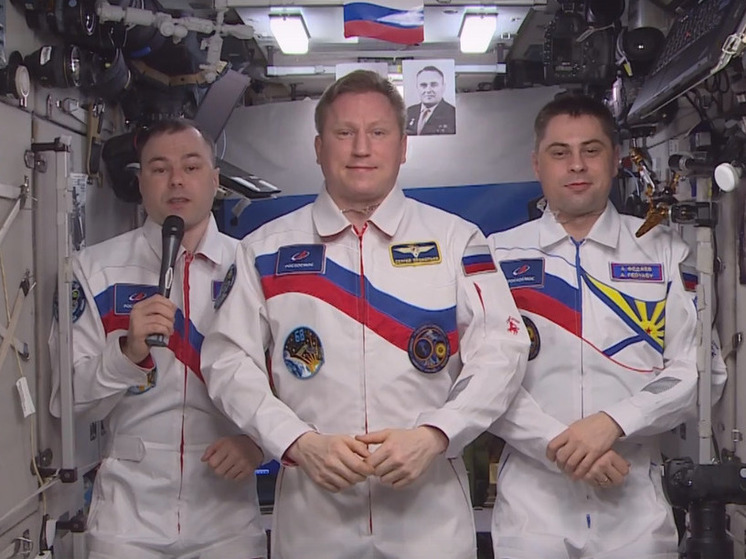 Челябинский космонавт поздравил россиян с Днем государственного флага. Видео