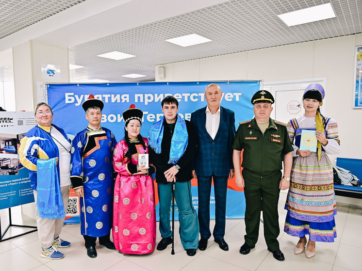 Героя России из Бурятии торжественно встретили в аэропорту Улан-Удэ