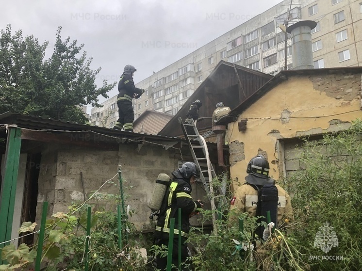 В Орле к горящему дому съехались пожарные, электрики и газовики