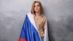 Певица и экс-теннисистка Надежда Гуськова поздравила россиян с днём флага