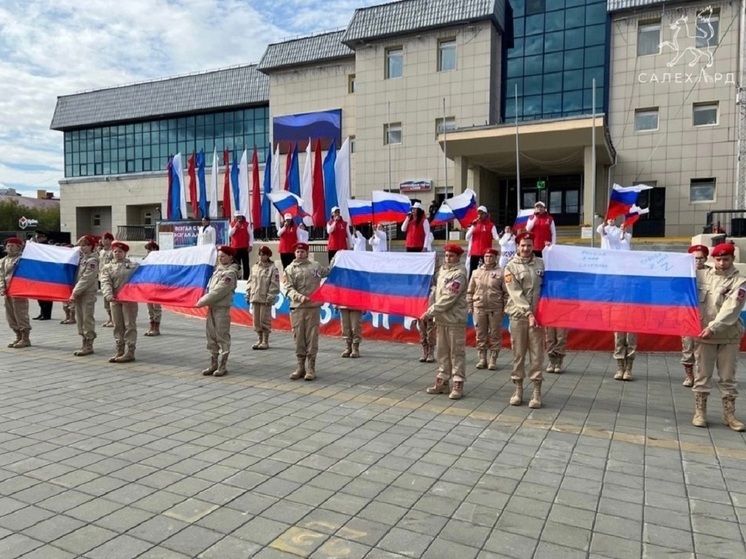 В Салехарде подняли переданные бойцами СВО побывавшие в окопах и боях флаги РФ