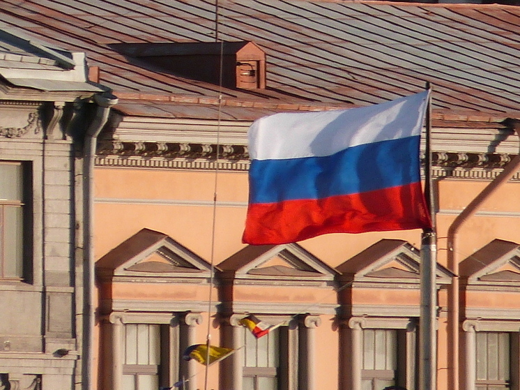 Юрий Бобрышев поздравил новгородцев с Днем Государственного флага