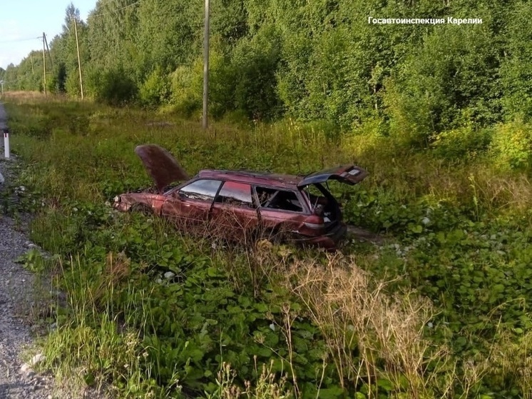 ГИБДД рассказала, кто пострадал в перевернувшейся в кювет иномарке