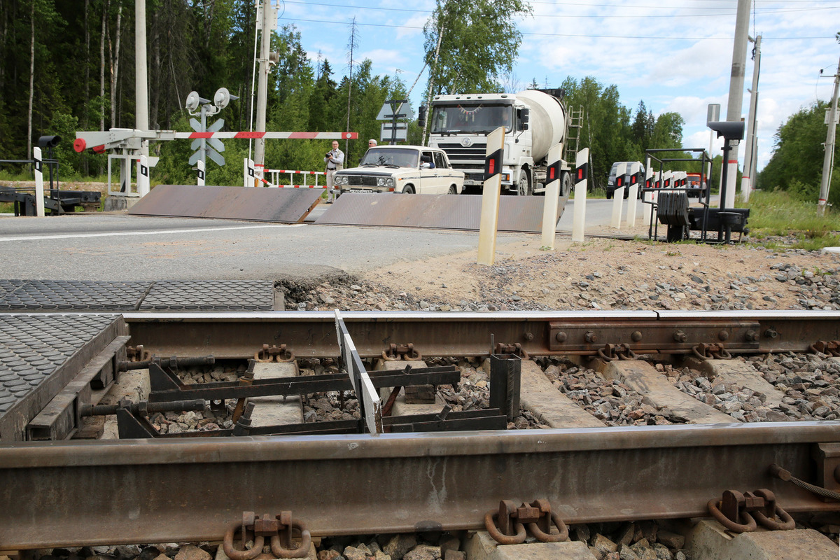 В Новгородской области поезд протаранил легковушку