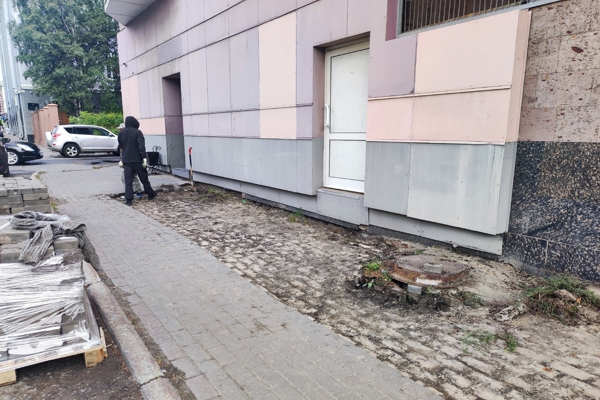 В Архангельске ремонтируют тротуар вдоль бывшего магазина «Премьер»
