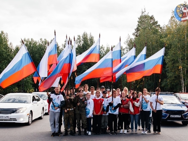 В Ноябрьске в День флага РФ боец СВО в торжественной обстановке поднял на главный флагшток триколор