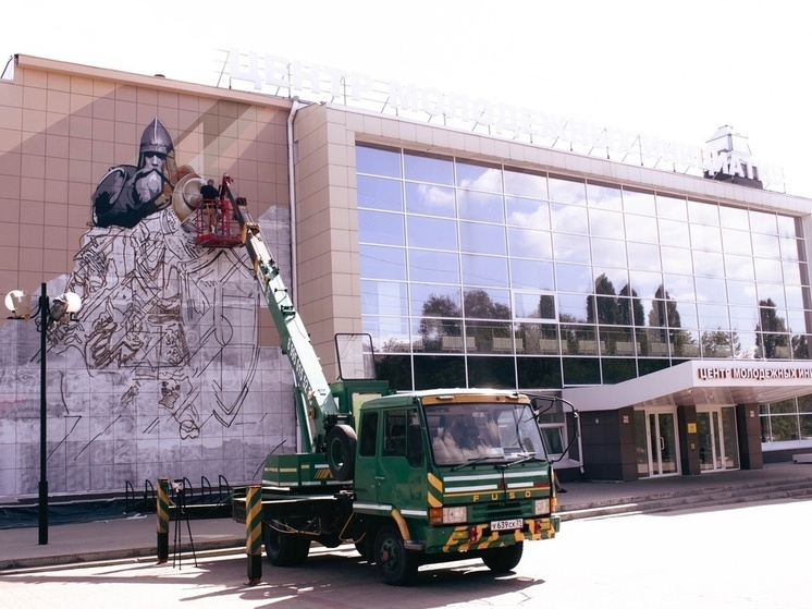 Художник изобразил русского богатыря на стене Центра молодежных инициатив в Белгороде