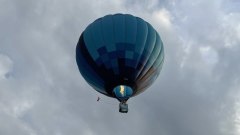 Новые люди полетали на воздушном шаре над старинном городом