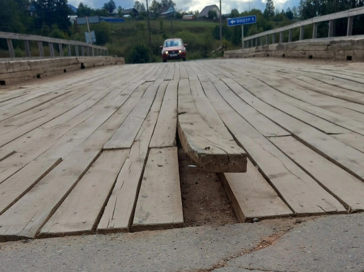 Жители Увы жалуются на свежеотремонтированный мост через реку