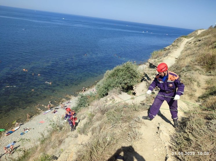 В Анапе спасатели помогли женщине, сорвавшейся со склона горы